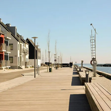 Vakantiehuis New Three-story Harbour House In